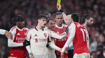 مارتينلي يثير الجدل بتصرف عنيف ضد لاعب ليفربول المصاب